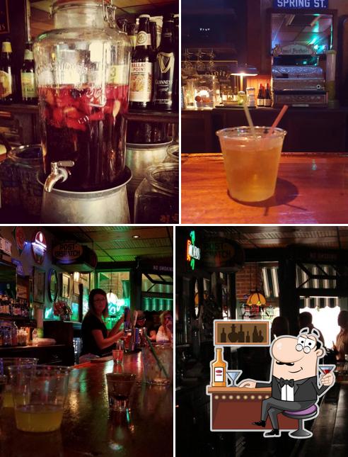 Estas son las fotos que muestran barra de bar y comida en Spring Street Bar