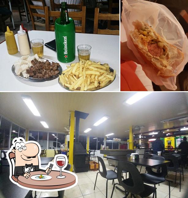 A foto da comida e interior no Beliskão Lanches
