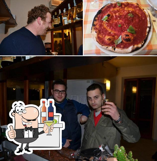 Tra le diverse cose da Pizzeria Il Pellicano si possono trovare la bancone da bar e pizza