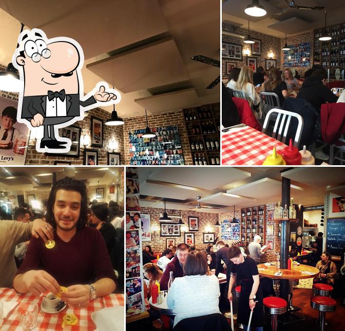 Installez-vous à l'une des tables de Schwartz’s Deli