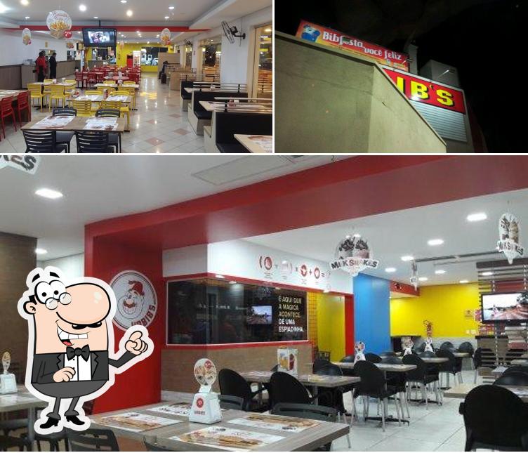 Sente em uma das mesas no Habib's Torres