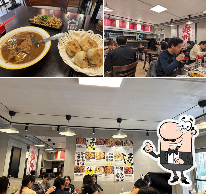 Installez-vous à l'une des tables de Yi Bowl Noodle 小黄碗胡辣汤·羊汤