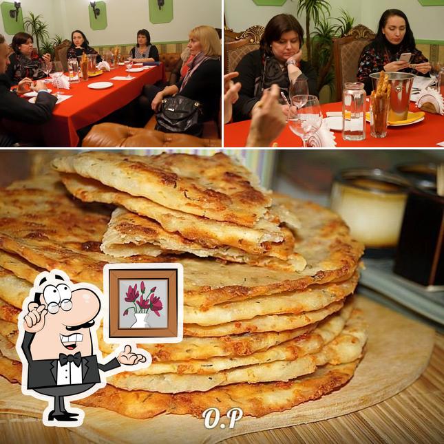 Это фотография, где изображены внутреннее оформление и еда в Кафе-Бар "Дубрава" Ukraine