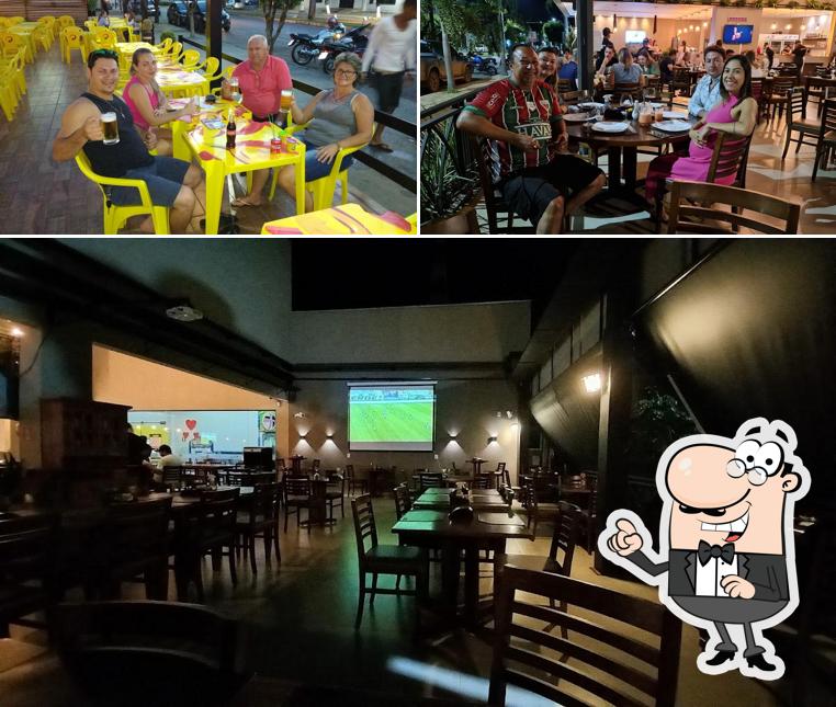 Sente em uma das mesas no Pizzaria Dom Rodrigo