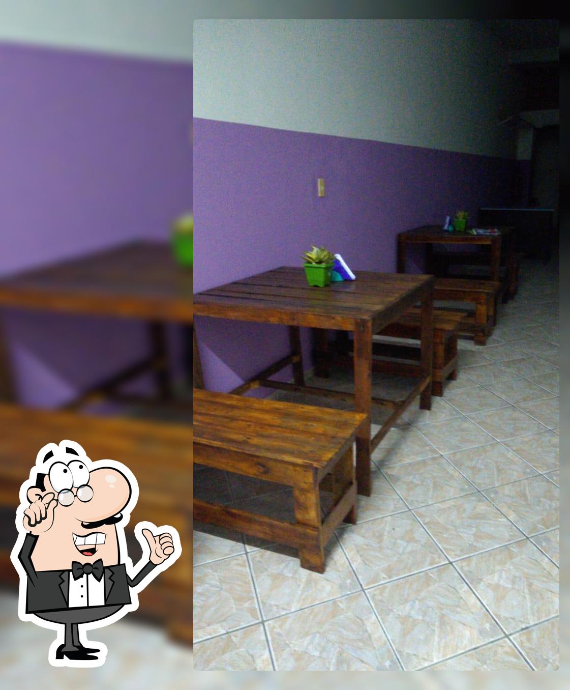 Sente em uma das mesas no Gelato's Açaí