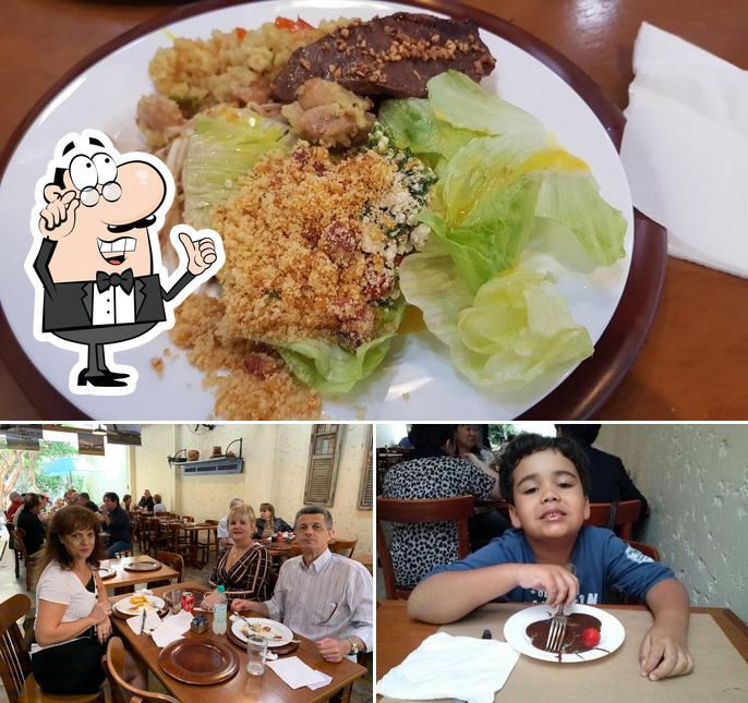 Confira a imagem mostrando interior e comida no Restaurante Rústico