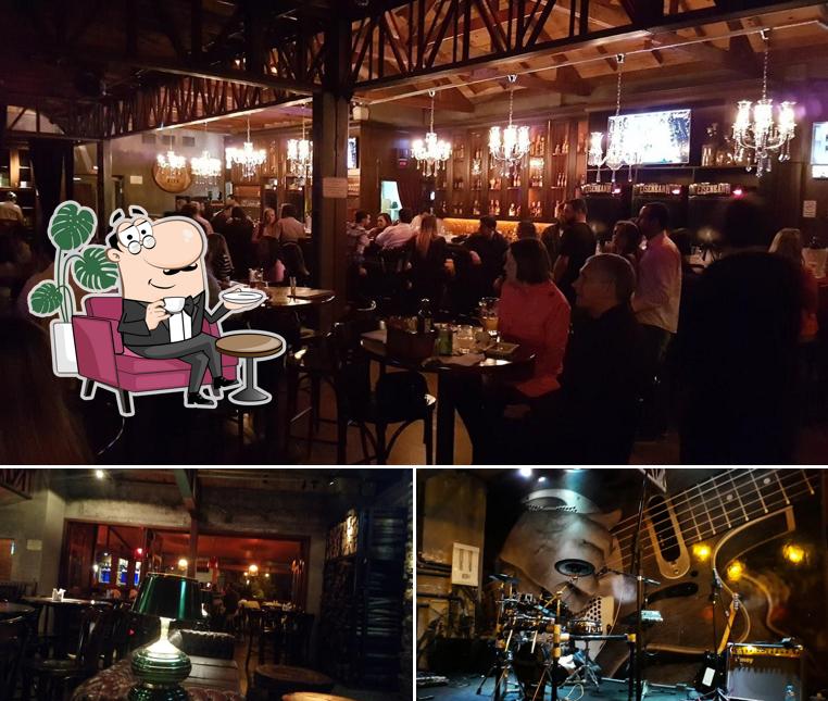 Sente em uma das mesas no Boteco do Bill