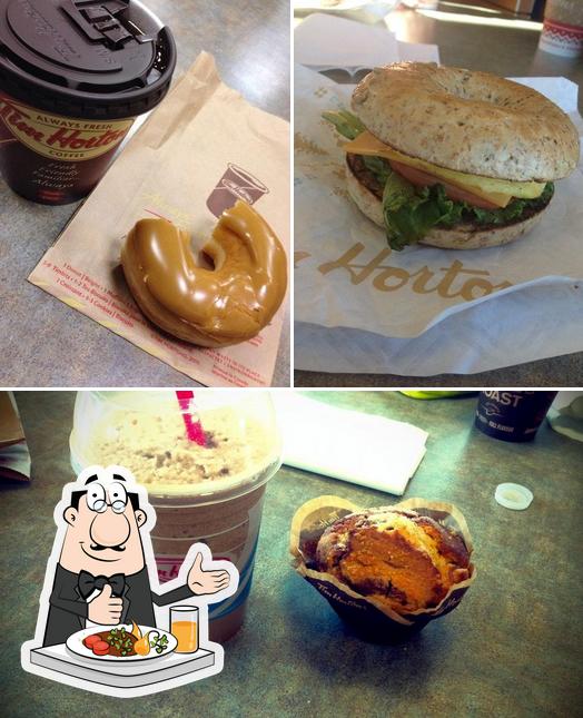 Entre la variedad de cosas que hay en Tim Hortons también tienes comida y bebida