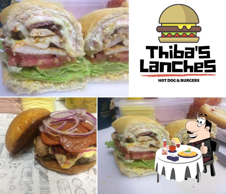 Delicie-se com um hambúrguer no Thiba's Lanches