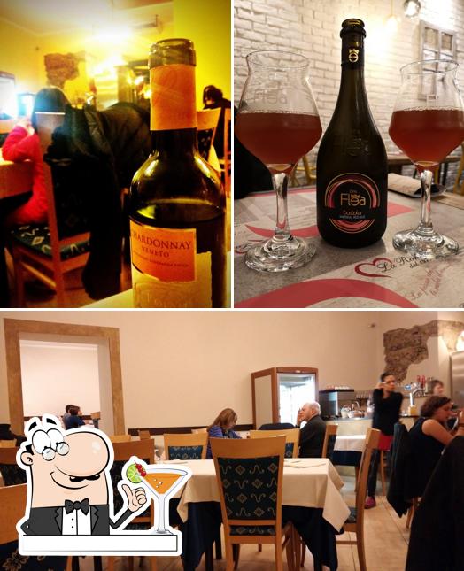 La foto di bevanda e interni da La Romantica Pizzeria - Borgo XX Giugno, 9, PG