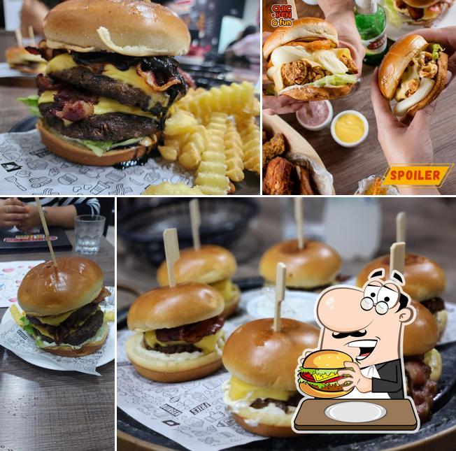 Experimente um hambúrguer no Chicken & Fun