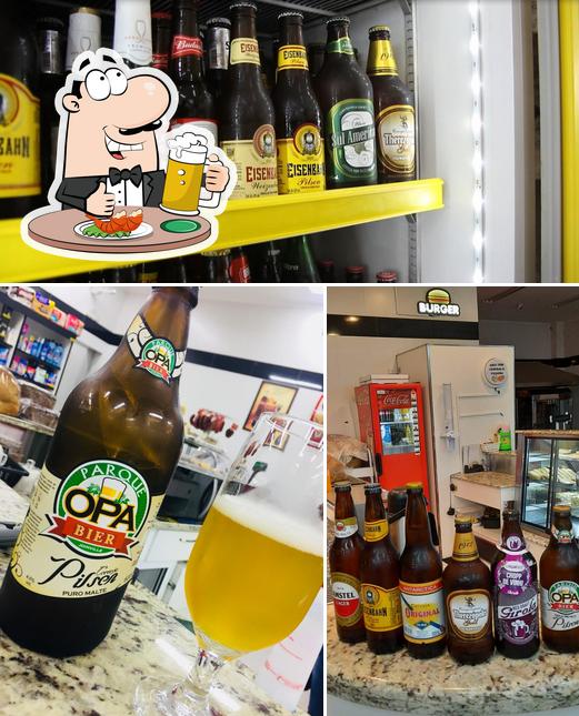 Desfute uma tulipa de cerveja leve ou escura