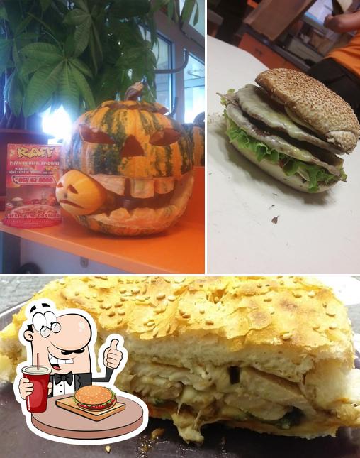 Ordina un hamburger a Fast Food Raff