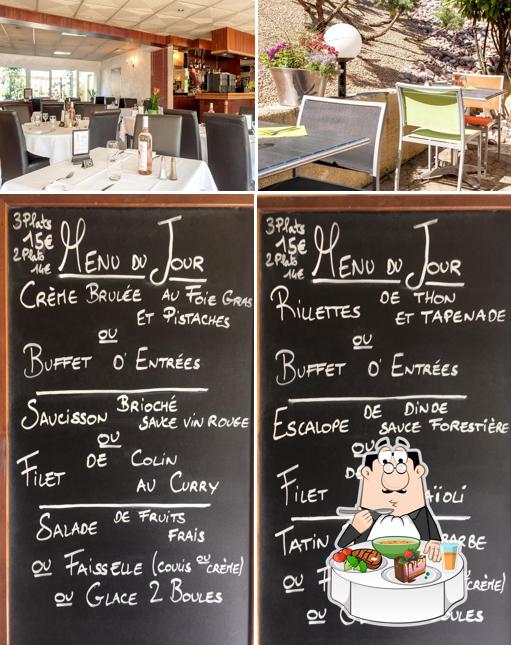 Voici la photo représentant la table à manger et tableau noir sur Restaurant Le Collonges