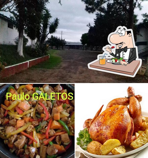 Entre diversos coisas, comida e exterior podem ser encontrados no Paulo's Galetos