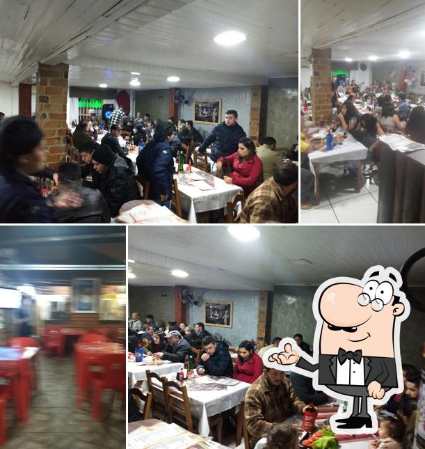 Sente em uma das mesas no CHOPP HOUSE
