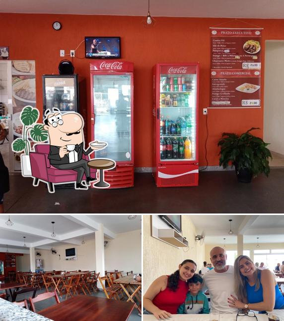 Sente em uma das mesas no D'Gust Restaurante