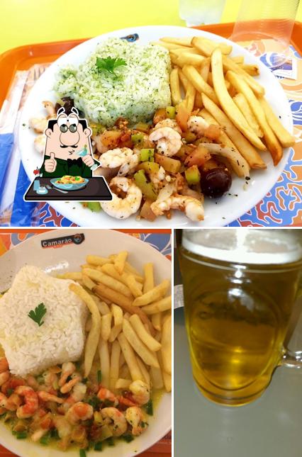 Entre diferentes coisas, comida e cerveja podem ser encontrados a Camarão & Cia