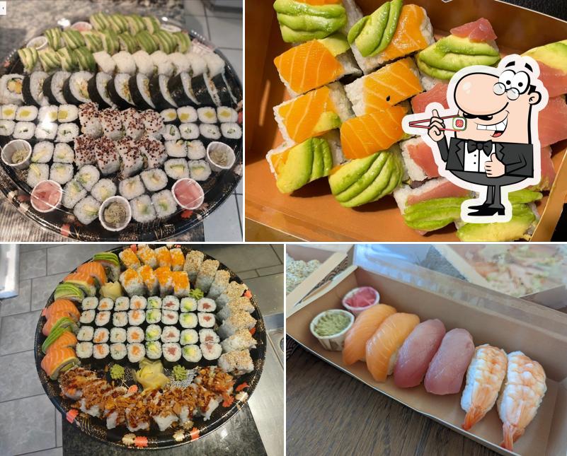 Les sushi sont servis à Sushi Naruto Bar and Take-Away