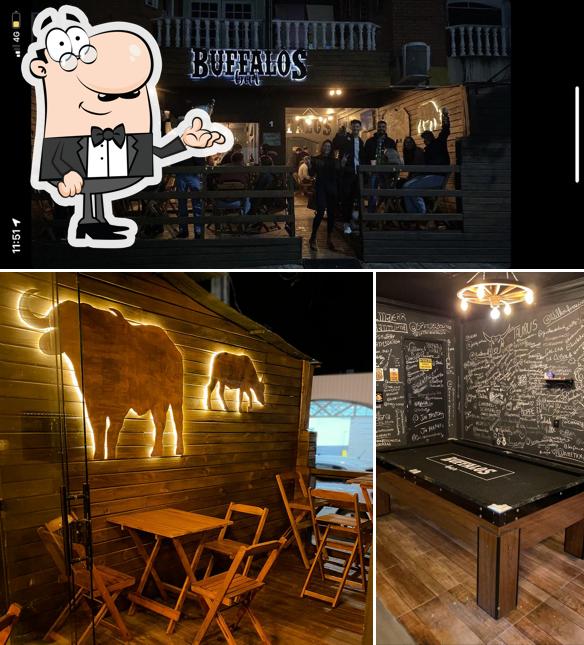 A imagem do Buffalos Bar’s interior e exterior