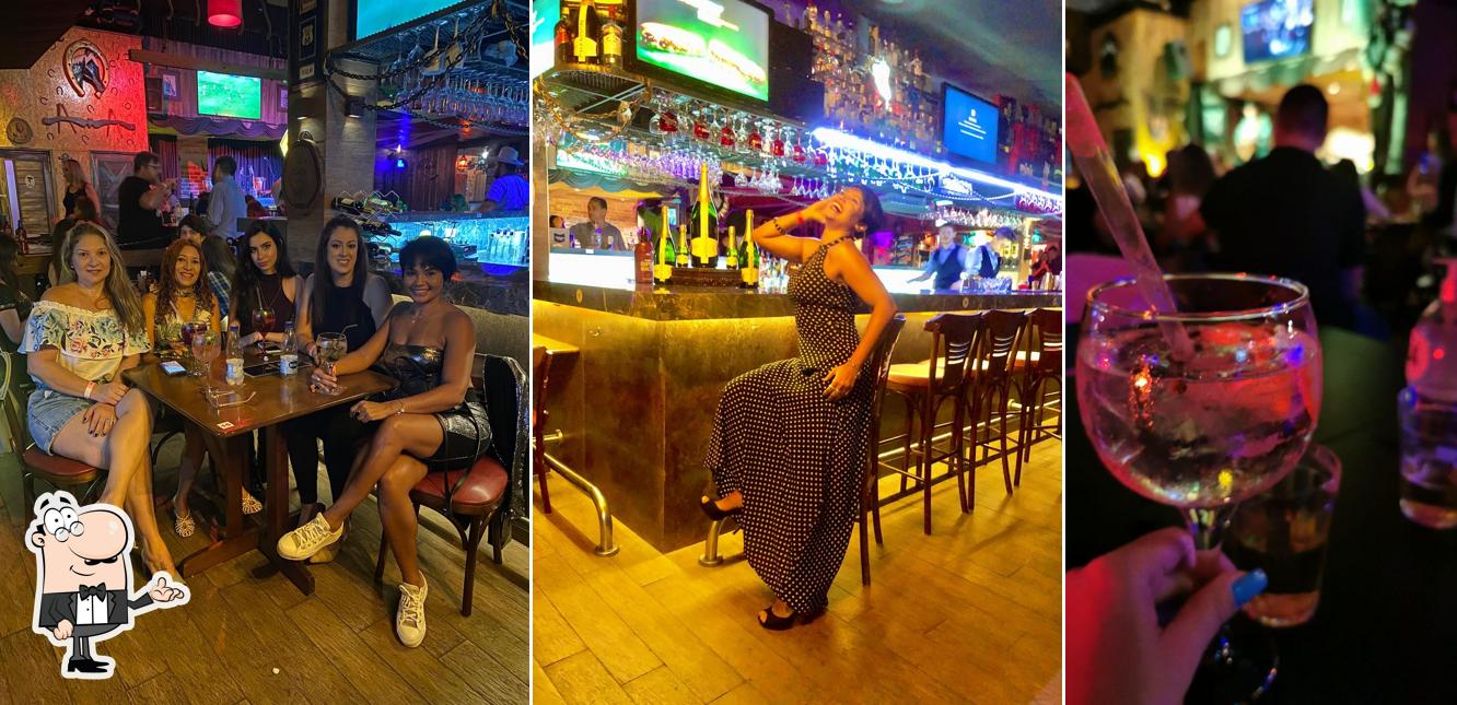Sente em uma das mesas no Dodge American Bar