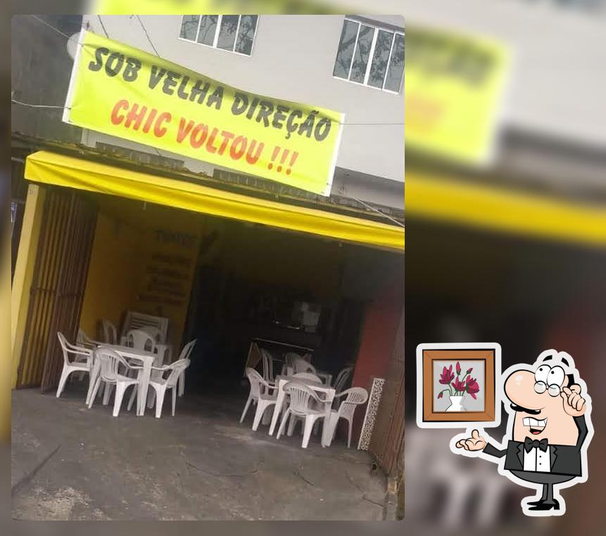 Sente em uma das mesas no Bar do Chique