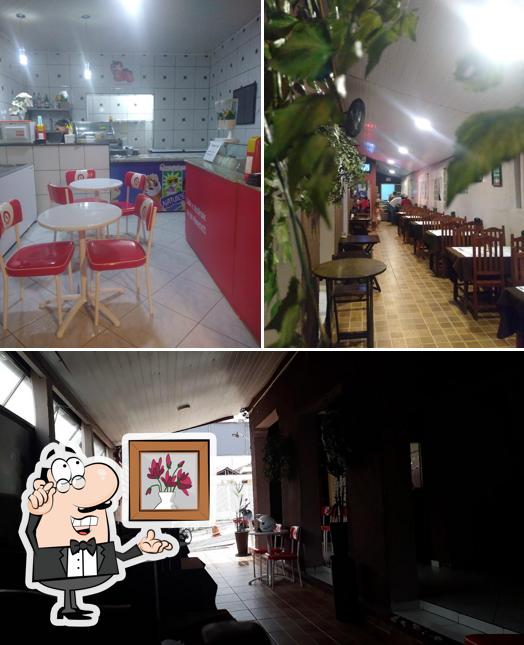 O interior do Pizzaria Booa Pizza