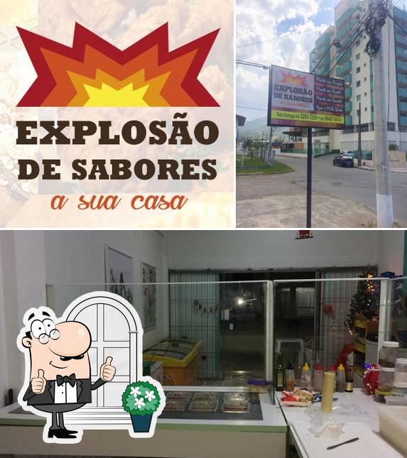 A ilustração da exterior e comida no Explosão de Sabores