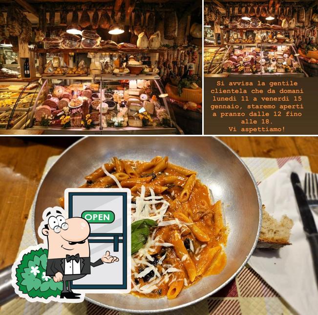 La foto di esterno e cibo da La Cantinaccia del Popolo