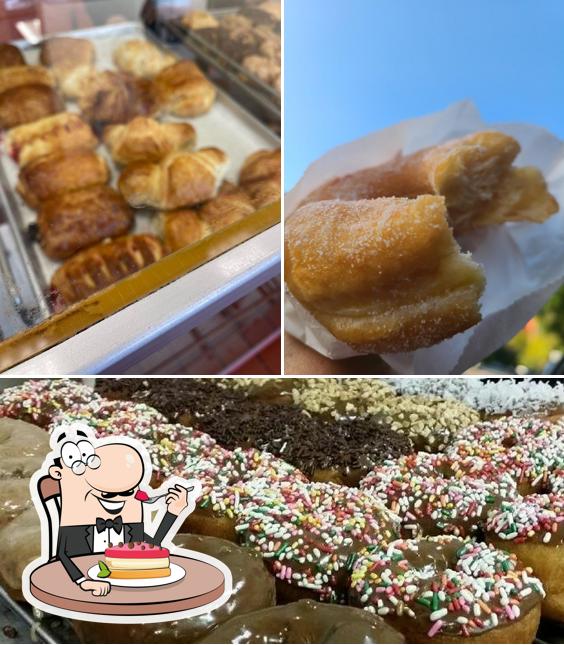Royal Donuts sirve distintos dulces