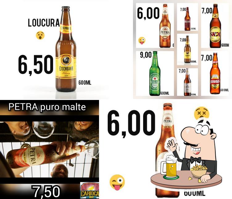 Desfute uma tulipa de cerveja leve ou escura