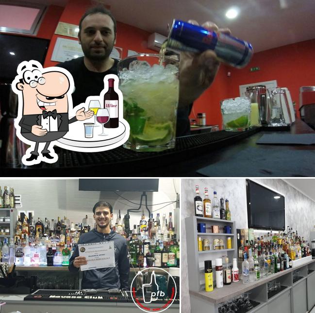 Professional Flair Bartender's Napoli e Pomigliano d'Arco sert des boissons alcoolisées