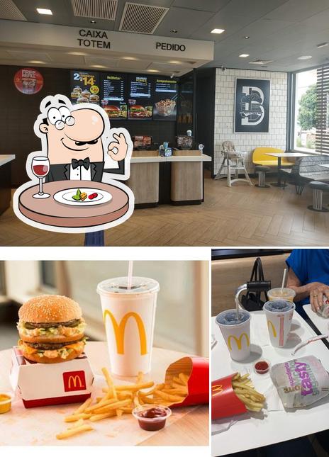 A ilustração da comida e interior no McDonald's