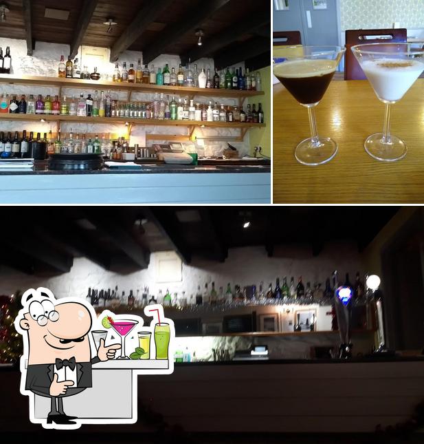 Снимок, на котором видны барная стойка и алкоголь в The Stack Restaurant and Bar
