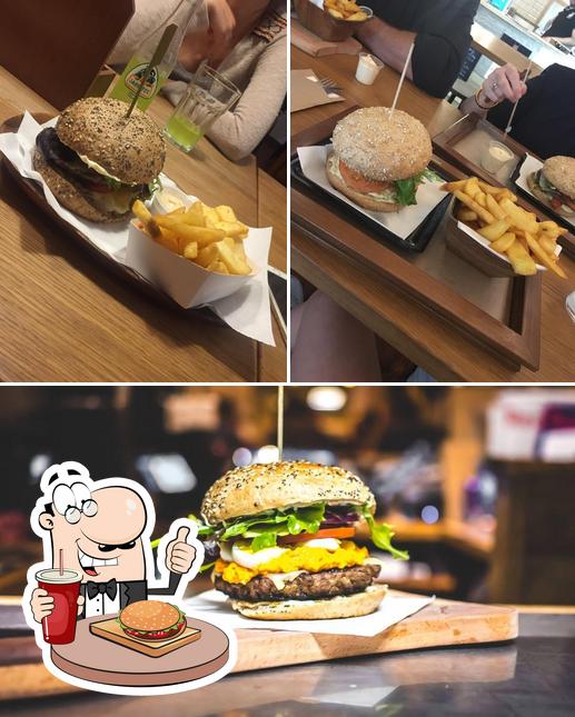 Prenez un hamburger à Babo's Artisan Burgers & Fries