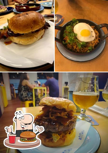 Try out a burger at Boia Cozinha do mar