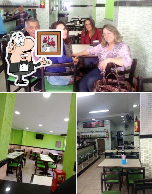 O interior do Kit Bar e Lanches