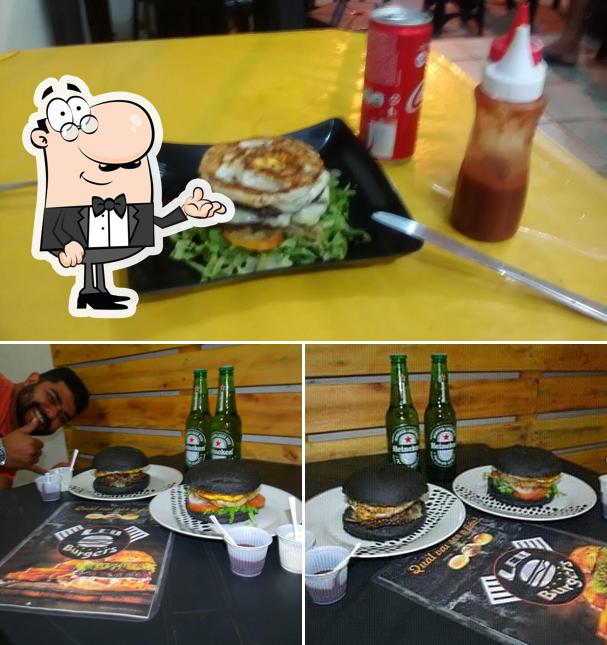 A foto da interior e cidadãos no Leo burgers