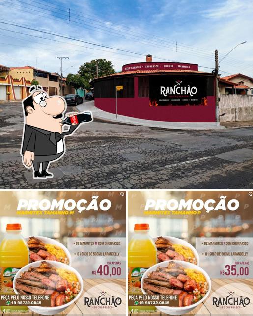 A ilustração do Ranchão do Churrasco’s bebida e exterior