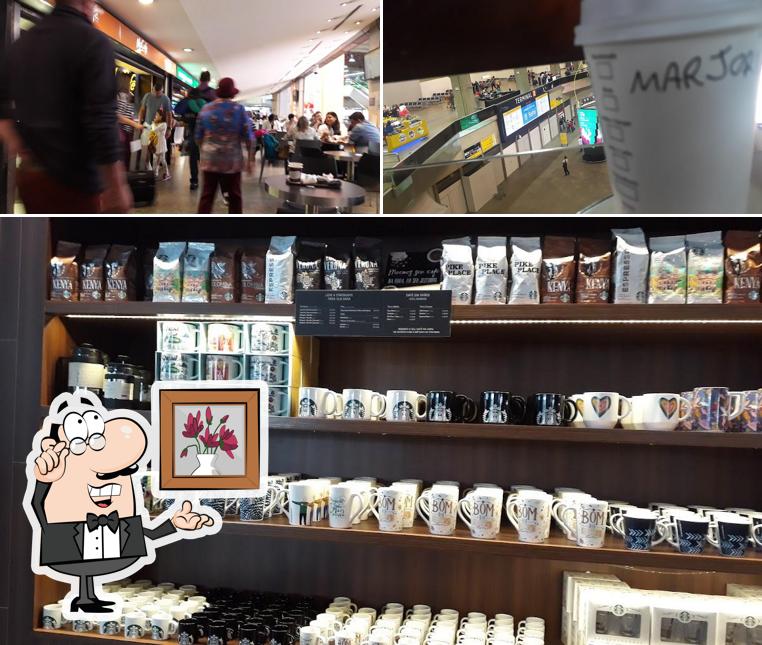 Sente em uma das mesas no Starbucks