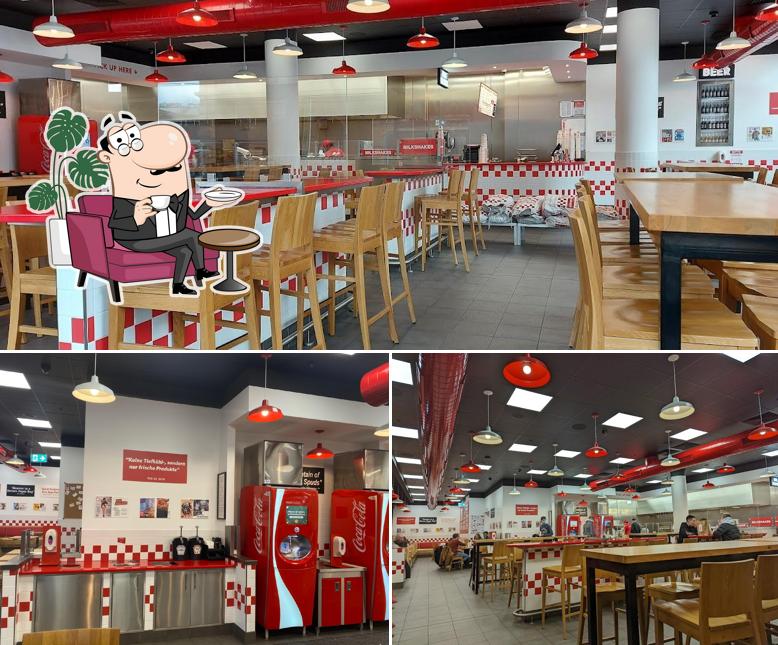 L'intérieur de Five Guys Bonn Hauptbahnhof