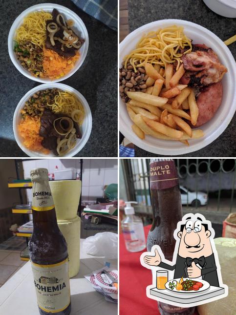 A comida e bebida do restaurante