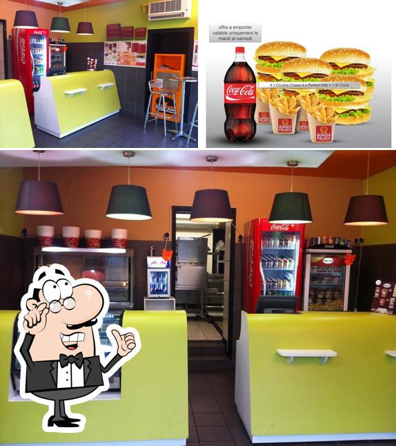 Parmi les différentes choses de la intérieur et la burger, une personne peut trouver sur Burger Palace