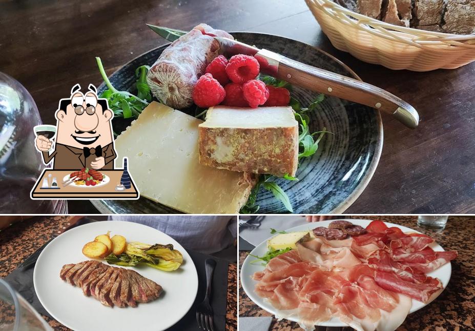 Попробуйте блюда из мяса в "Grotto Al Mater Restaurant"