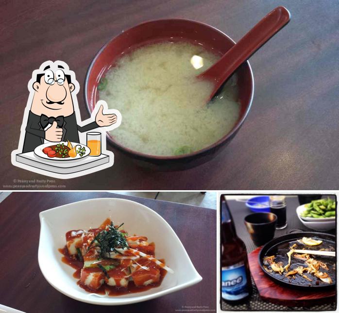 Фотография, на которой видны еда и пиво в Valley Sushi