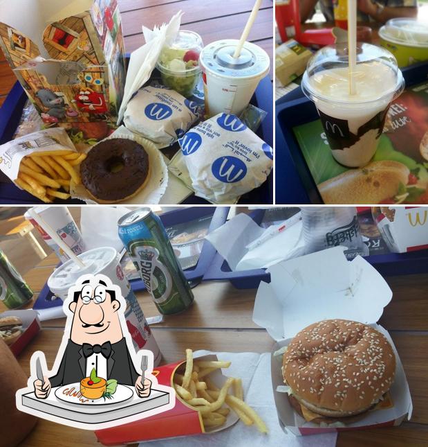 Parmi les diverses choses de la nourriture et la boisson, une personne peut trouver sur McDonald's