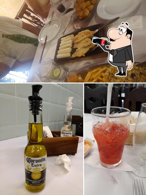 Confira a ilustração apresentando bebida e comida a Restaurante Panela Velha
