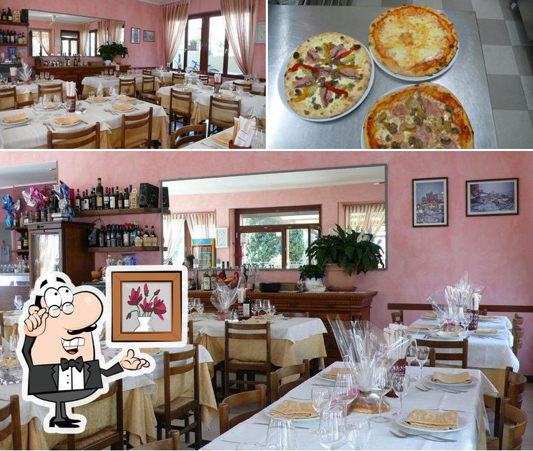 La foto di interni e pizza da Ristorante Da Cecchin