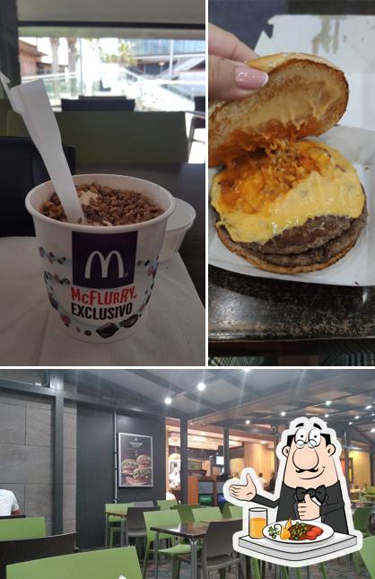 Изображение, на котором видны еда и внутреннее оформление в McDonald's