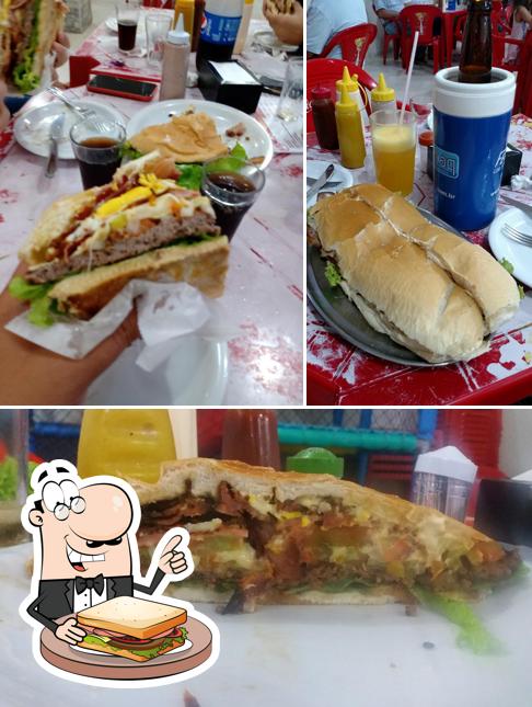 Coma um sanduíche no Baixinho Lanches